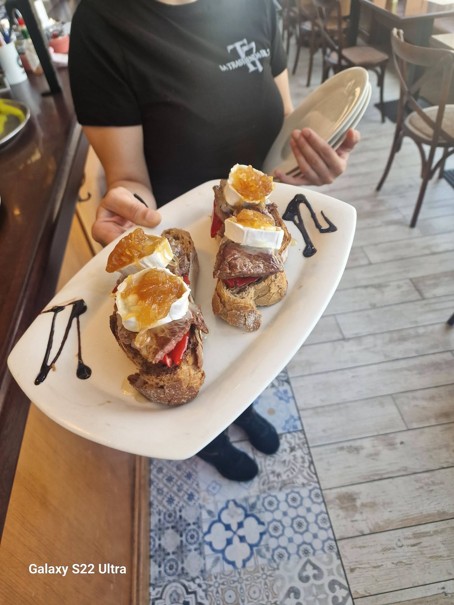 Plato combinado con huevo de corral