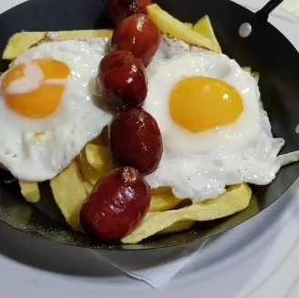 Huevos rotos con chorizo