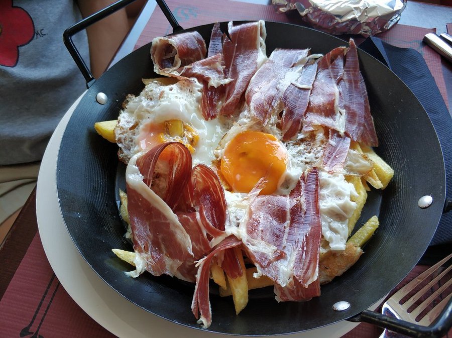 Huevos rotos con jamón Ibérico
